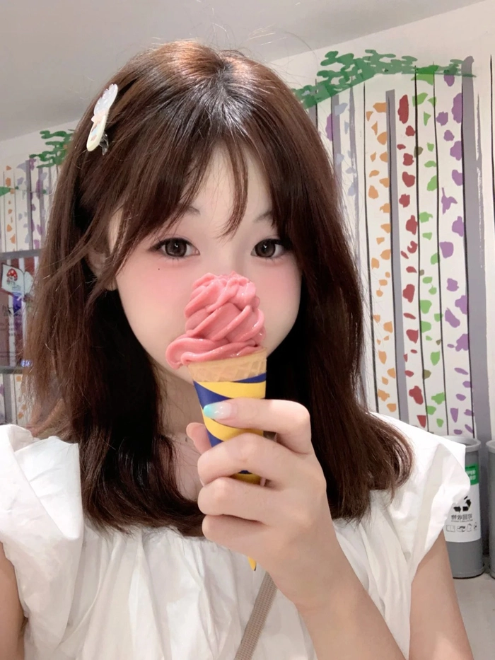 Ảnh che mặt gái xinh cute trong gương