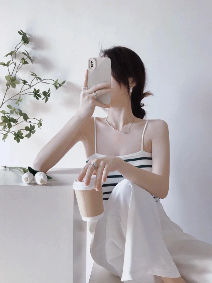 Ảnh con gái che mặt bằng điện thoại đơn giản