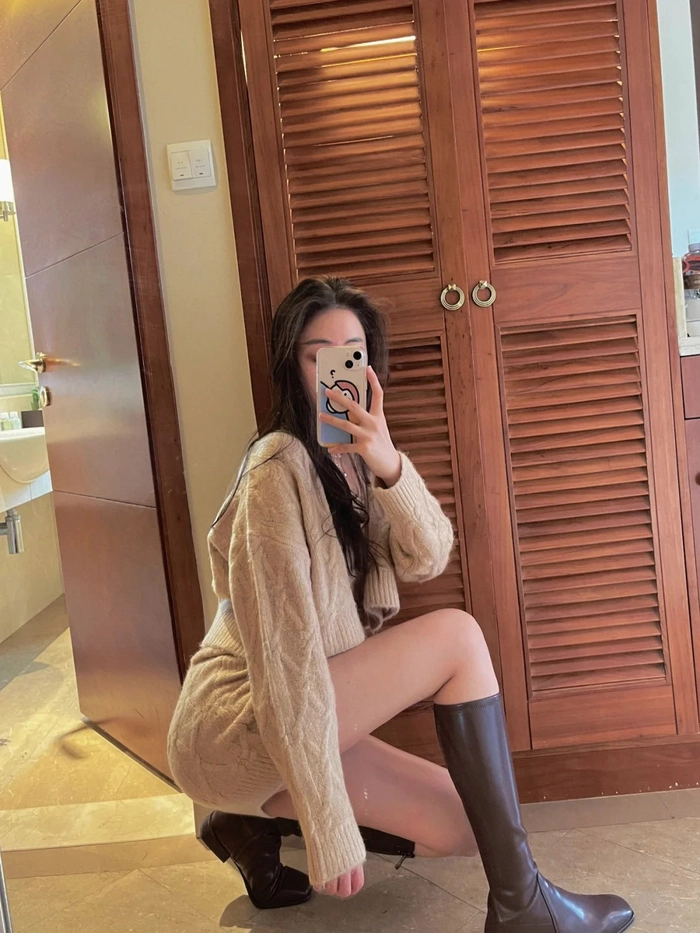 Ảnh gái đẹp che mặt bằng điện thoại nghệ thuật