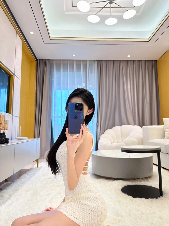 Ảnh gái đẹp che mặt bằng điện thoại trong phòng
