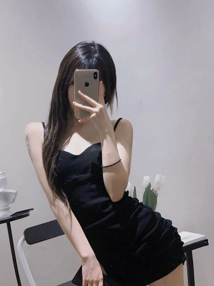 Ảnh gái xinh cầm điện thoại che mặt đầy thần thái