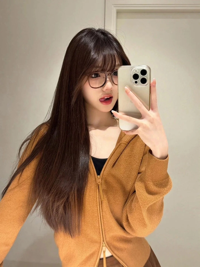 Ảnh gái xinh che mặt bằng điện thoại iphone