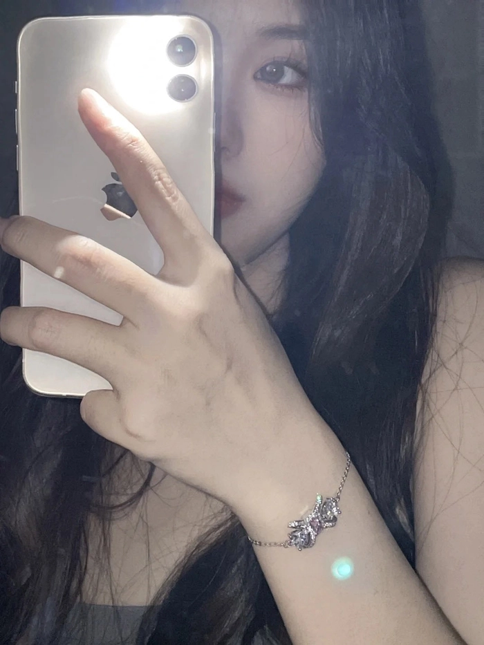 Ảnh gái xinh che mặt bằng điện thoại kiểu selfie