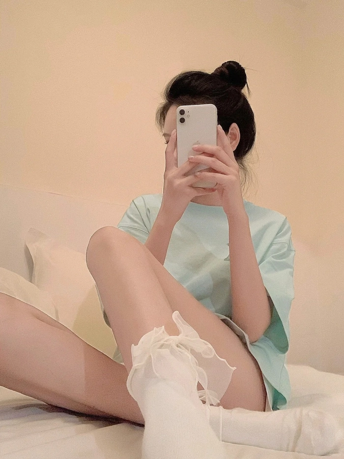 Ảnh gái xinh che mặt bằng điện thoại màu trắng