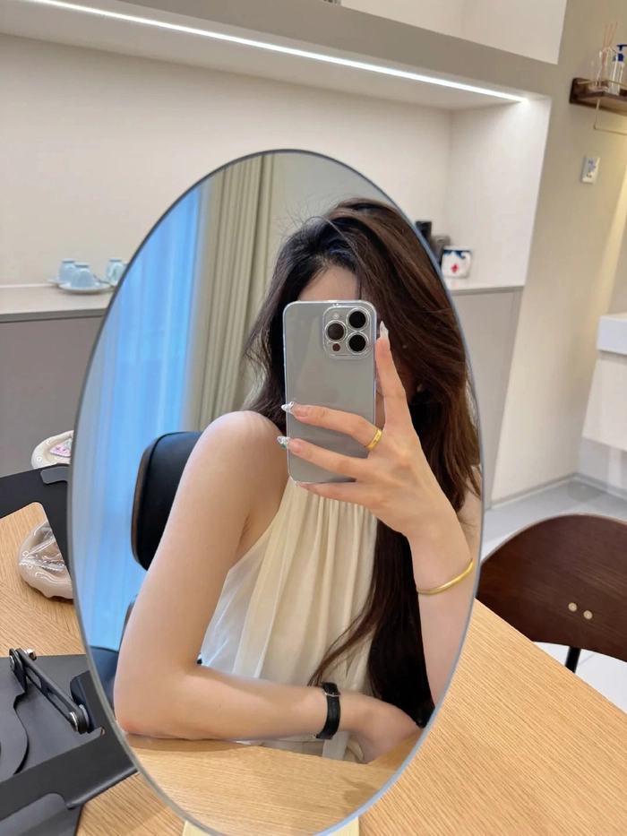 Ảnh gái xinh che mặt bằng điện thoại trước gương