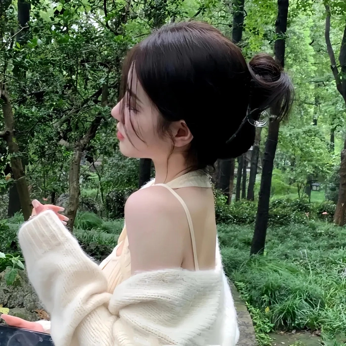 Ảnh gái xinh cute che mặt giữa thiên nhiên