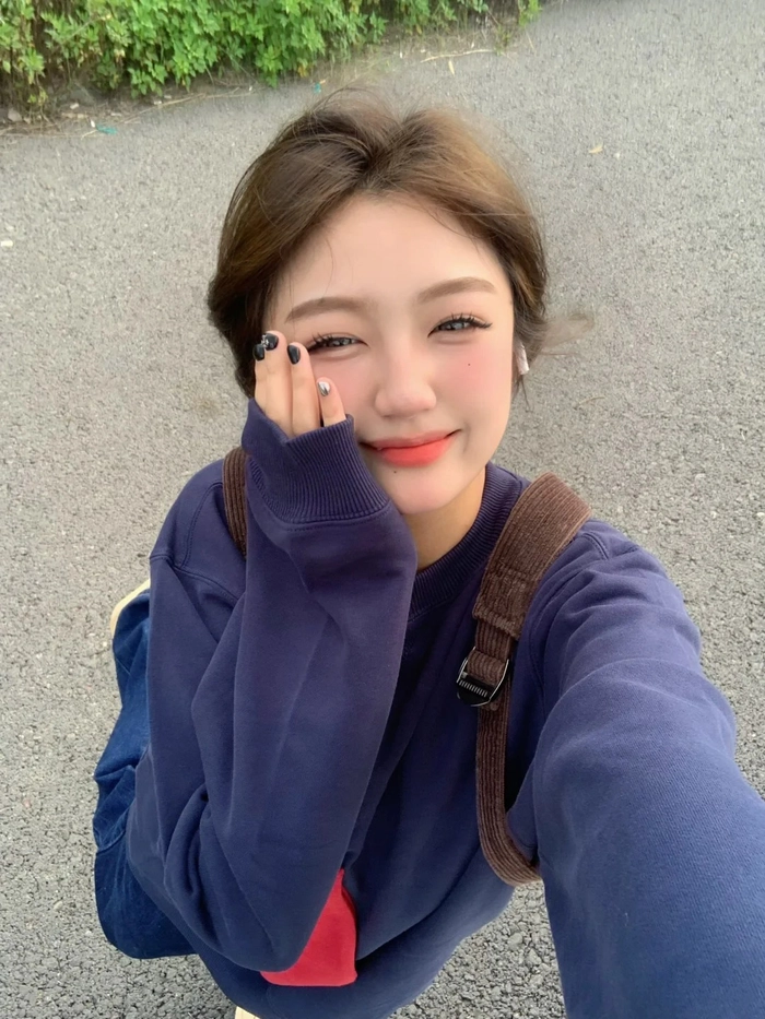 Ảnh gái xinh cute che mặt mặc hoodie