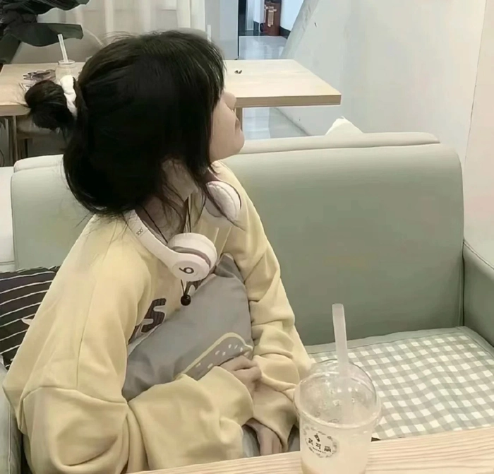 Ảnh gái xinh cute che mặt nghiêng