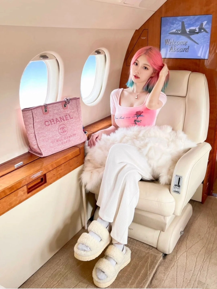 Ảnh gái xinh mặc pinky bên cửa sổ