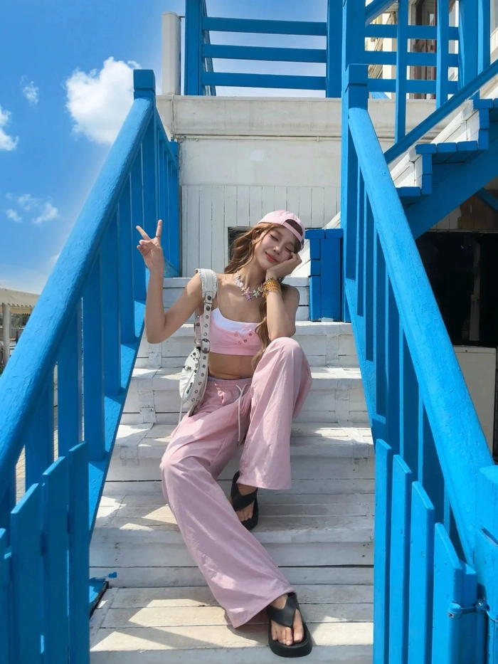 Ảnh gái xinh mặc pinky gợi cảm