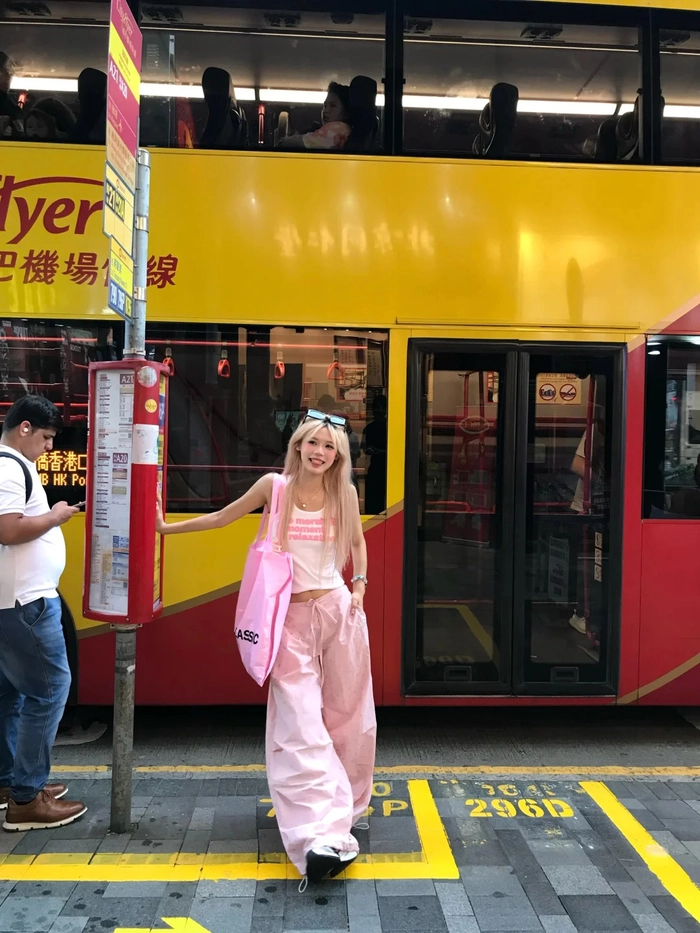 Ảnh gái xinh mặc pinky khoe dáng