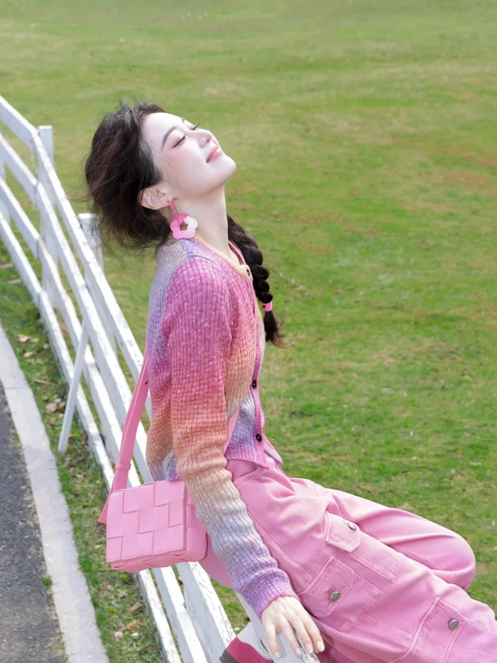 Ảnh gái xinh mặc pinky khoe eo thon