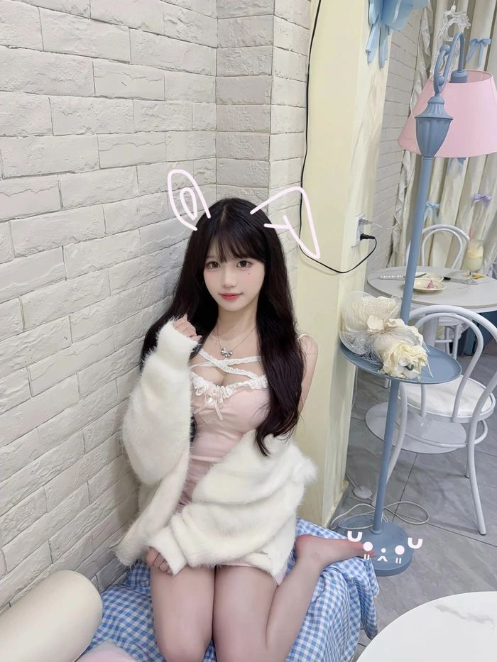 Ảnh gái xinh mặc pinky nhẹ nhàng