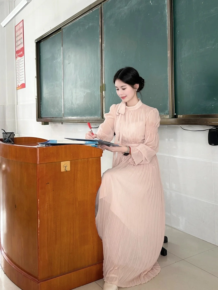 Ảnh gái xinh mặc pinky trên giảng đường
