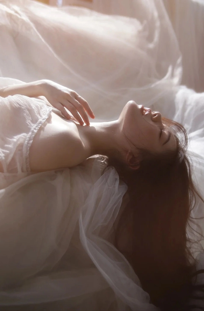 Ảnh gái xinh sexy ánh sáng nghệ thuật