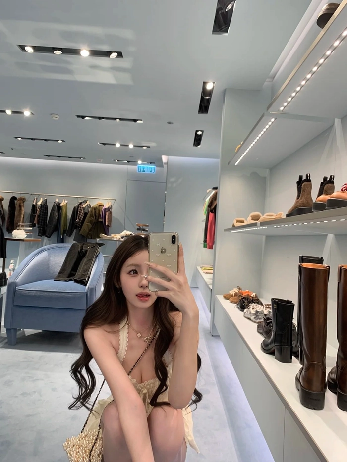 Ảnh girl che mặt bằng điện thoại trước gương