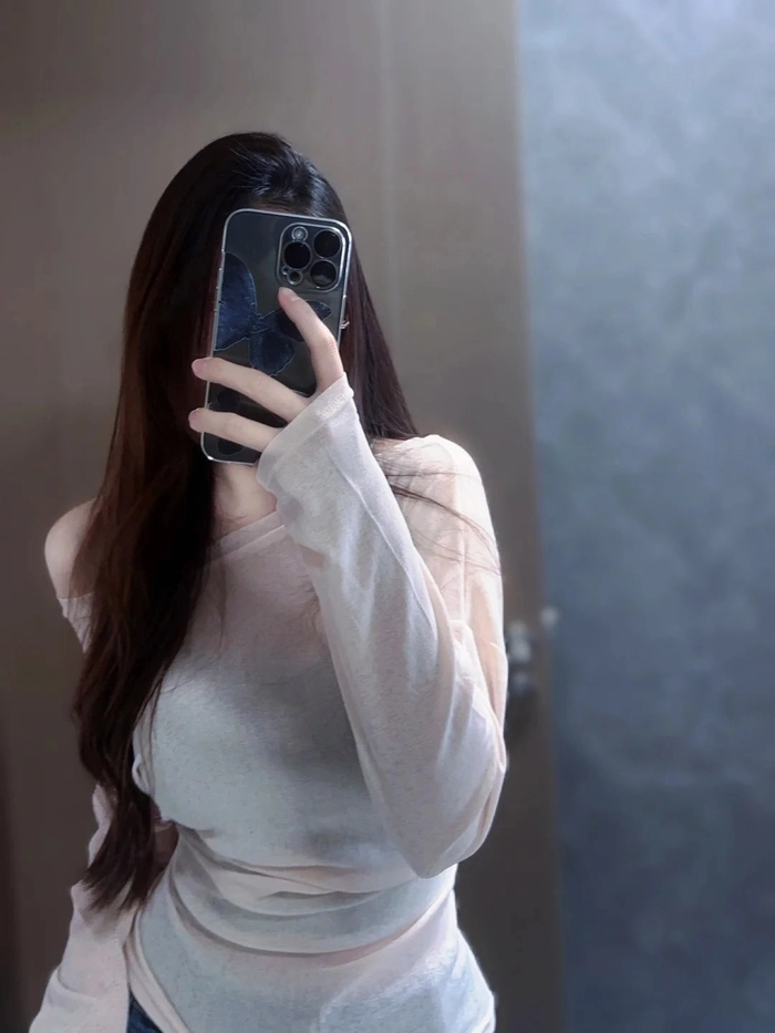 Avatar ảnh gái xinh che mặt bằng điện thoại