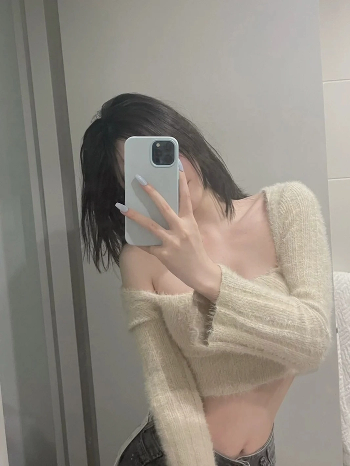 Avatar ảnh girl che mặt bằng điện thoại cuốn hút