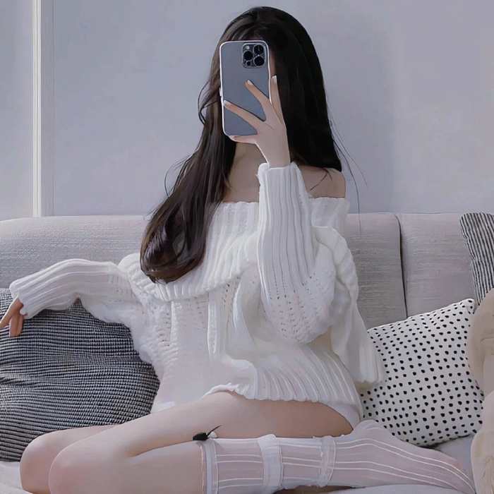 Avatar gái xinh cầm điện thoại che mặt dễ thương
