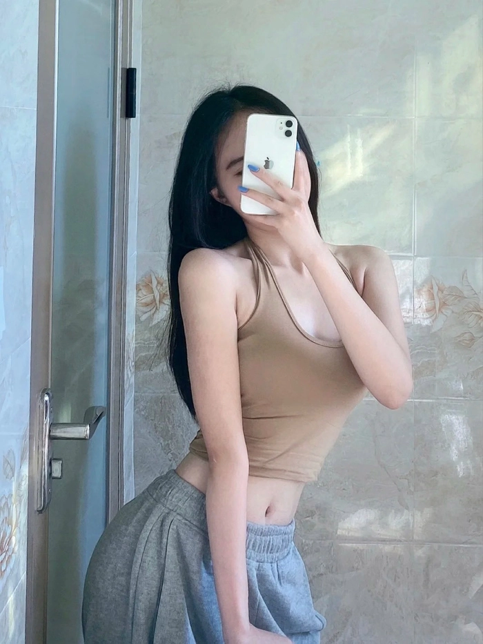 Cô gái che mặt bằng điện thoại phong cách