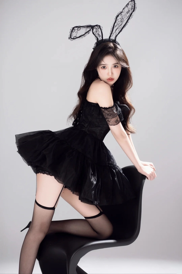 Cosplay thỏ đen sexy với đôi mắt hút hồn