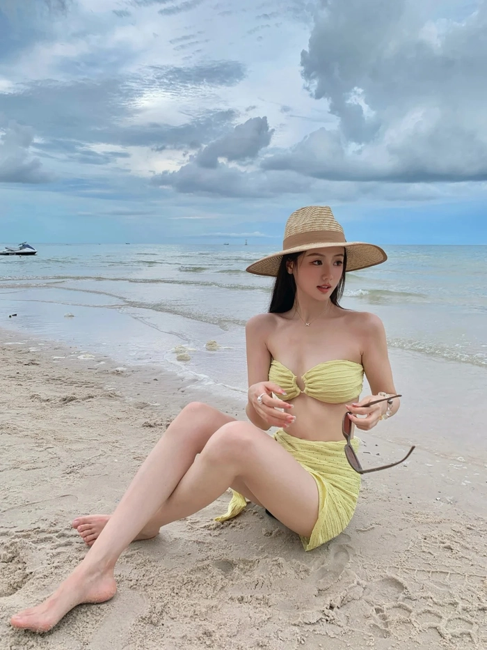Gái Trung Quốc mặc bikini màu pastel