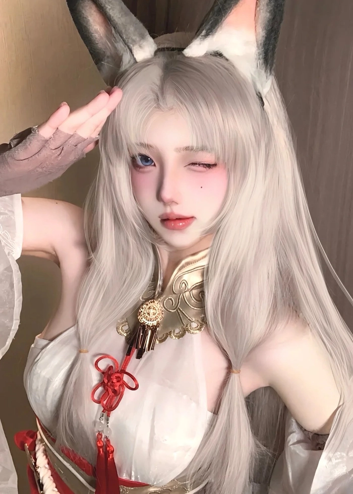Gái Trung cosplay tóc trắng anime