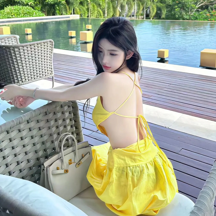 Gái Trung xinh mặc váy hở lưng sexy