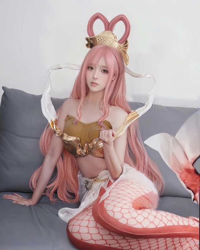 Gái cosplay Trung tóc hồng anime