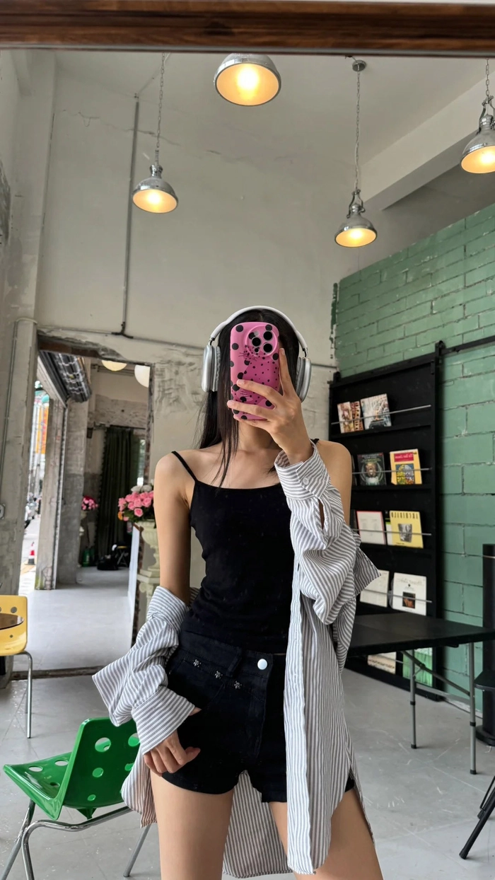 Gái đẹp tóc ngắn che mặt bằng điện thoại iphone