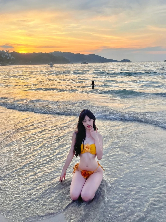 Gái xinh Trung Quốc mặc bikini sexy