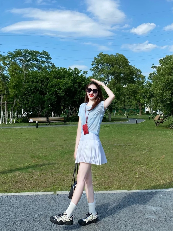 Gái xinh Trung Quốc váy ngắn cổ điển
