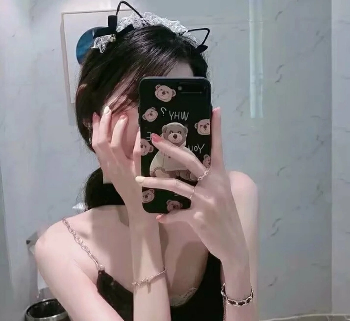 Gái xinh che mặt bằng điện thoại khi selfie