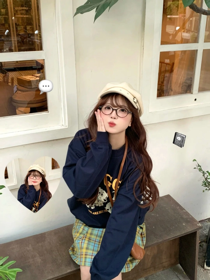 Gái xinh che mặt cute đeo kính