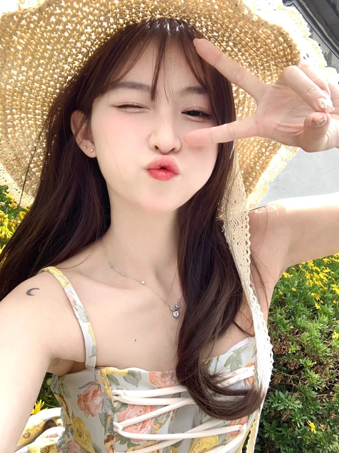 Gái xinh che mặt cute đội mũ