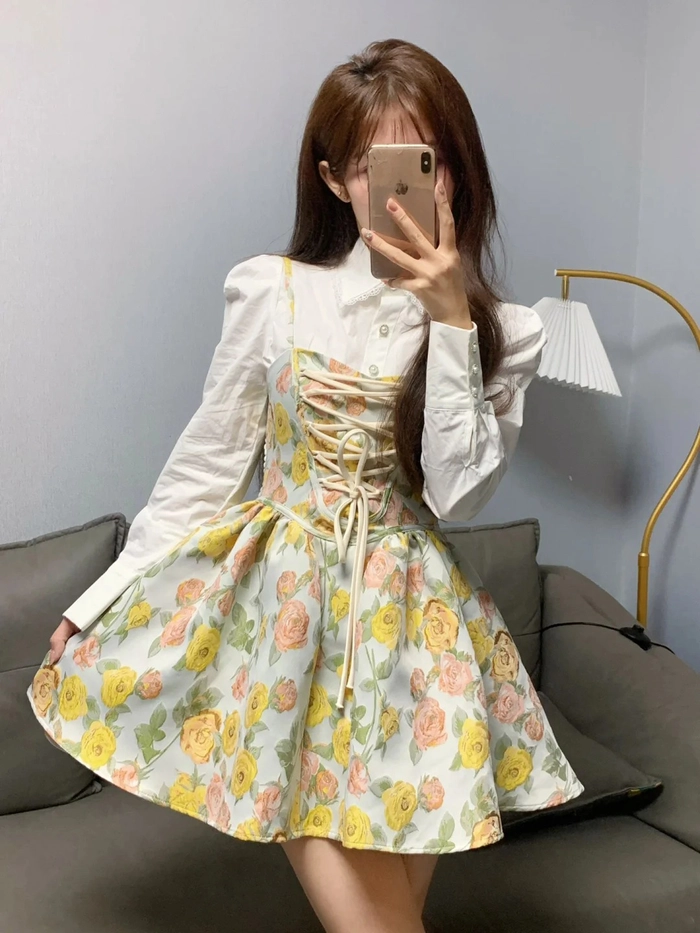 Gái xinh che mặt cute dùng điện thoại