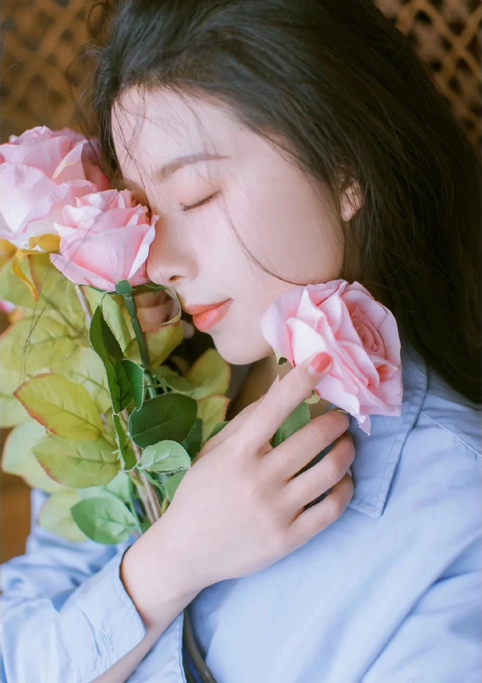 Gái xinh cute che mặt chụp góc nghiêng