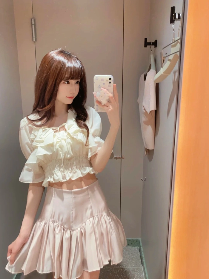 Gái xinh cute váy ngắn selfie trước gương