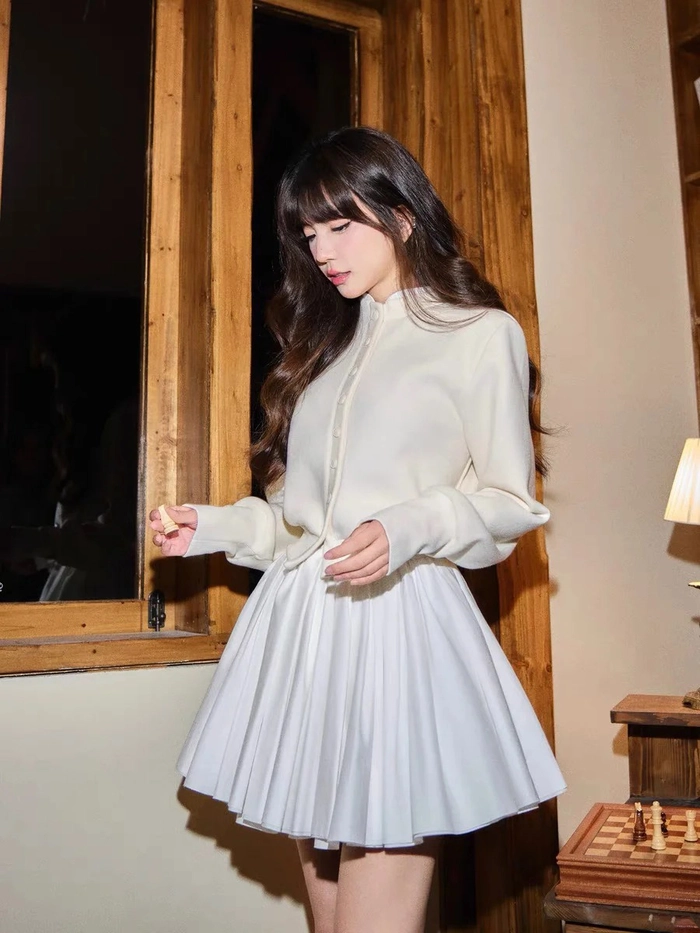 Gái xinh da trắng váy ngắn chụp studio