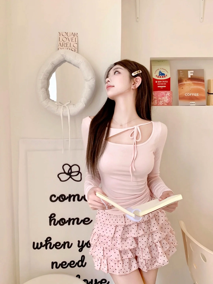Gái xinh mặc pinky dáng chuẩn