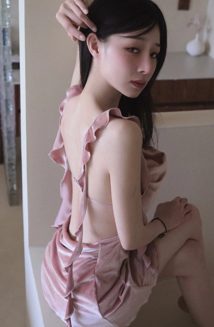 Gái xinh mặc pinky khoe lưng trần không che