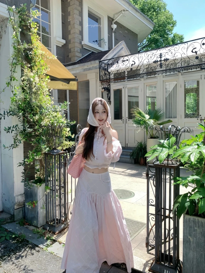 Gái xinh mặc pinky lọt khe quyến rũ