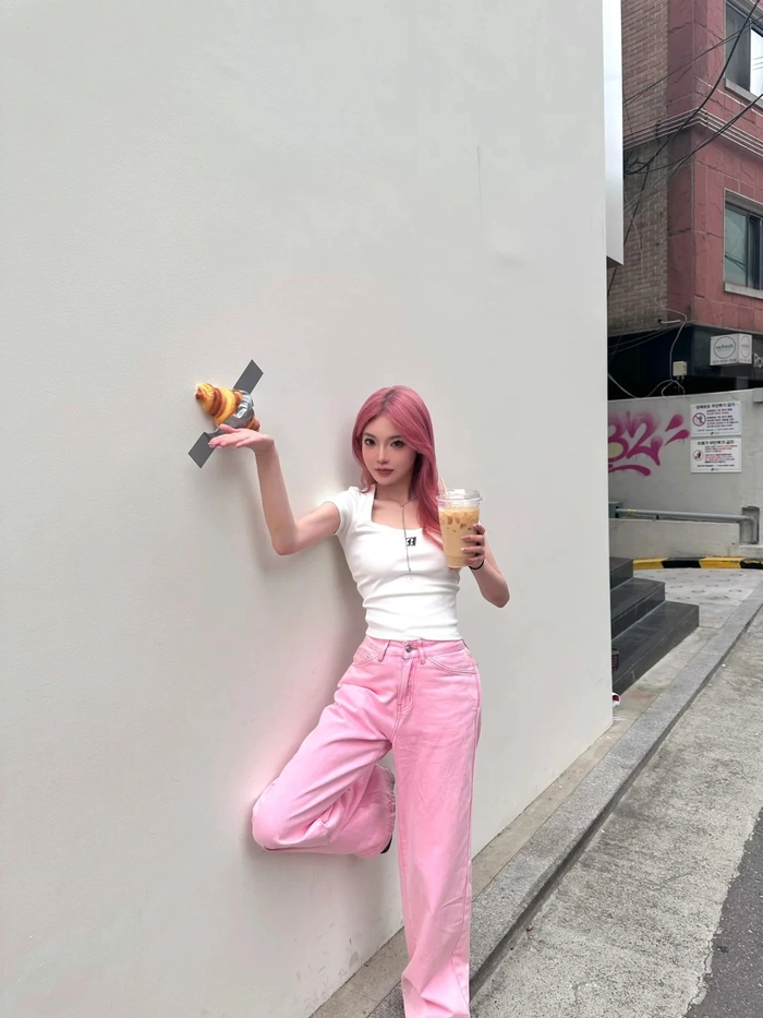 Gái xinh mặc pinky nhảy gợi cảm