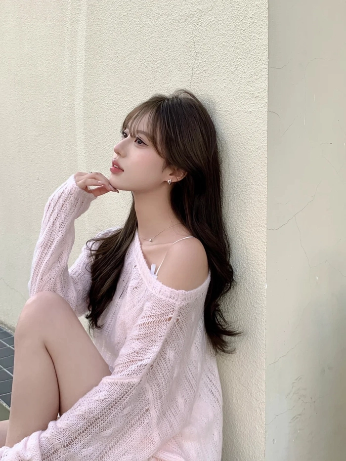 Gái xinh mặc pinky tóc dài