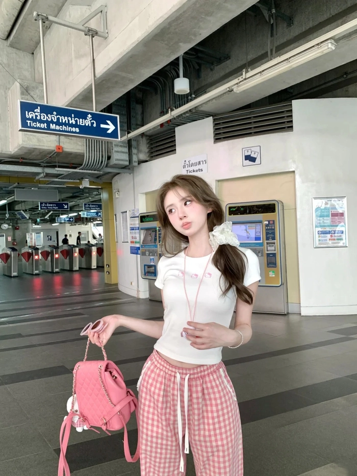 Gái xinh mặc pinky tôn da trắng