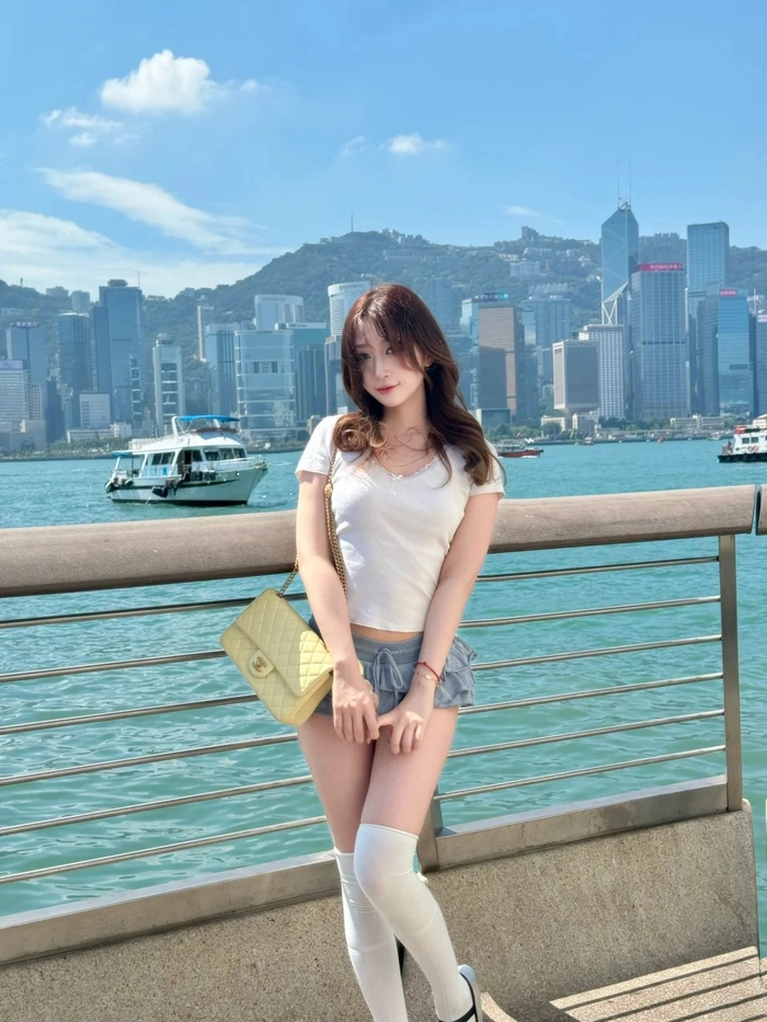 Gái xinh mặc váy ngắn nhất thế giới