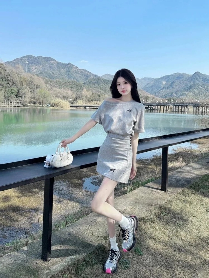 Gái xinh mặc váy siêu ngắn cá tính