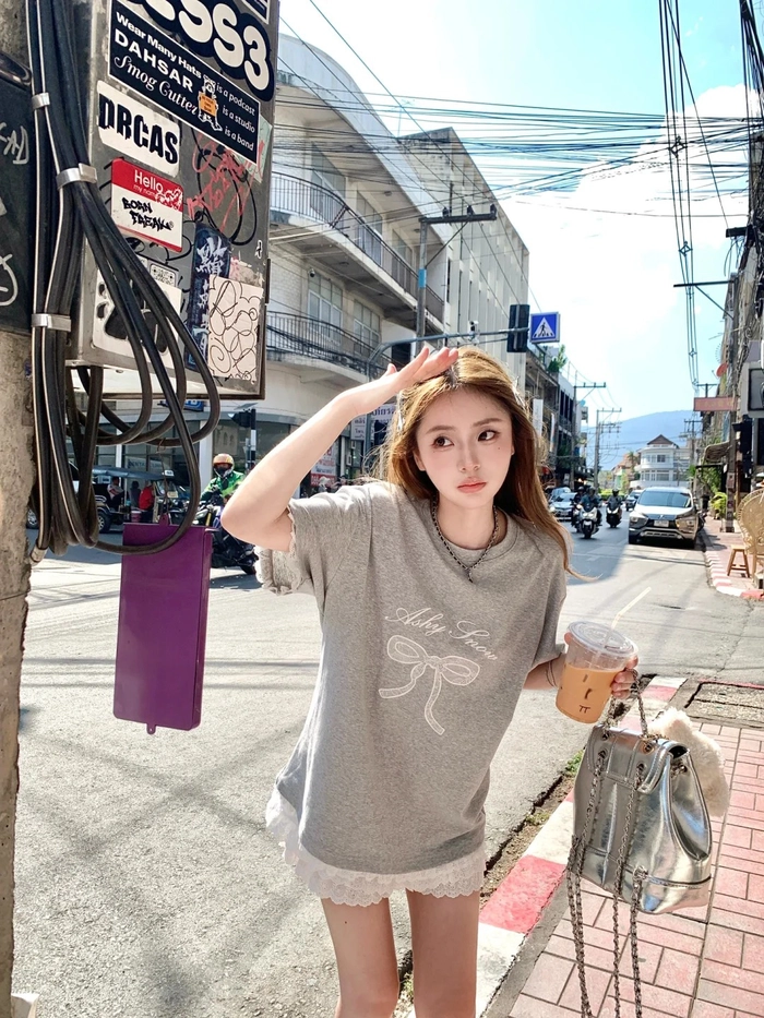 Gái xinh mặc váy siêu ngắn tạo trend