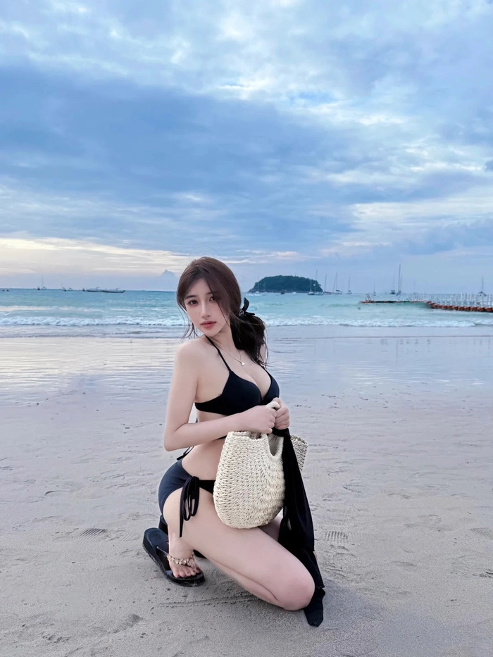 Gái xinh sexy mặc bikini lộ vai trần mềm mại