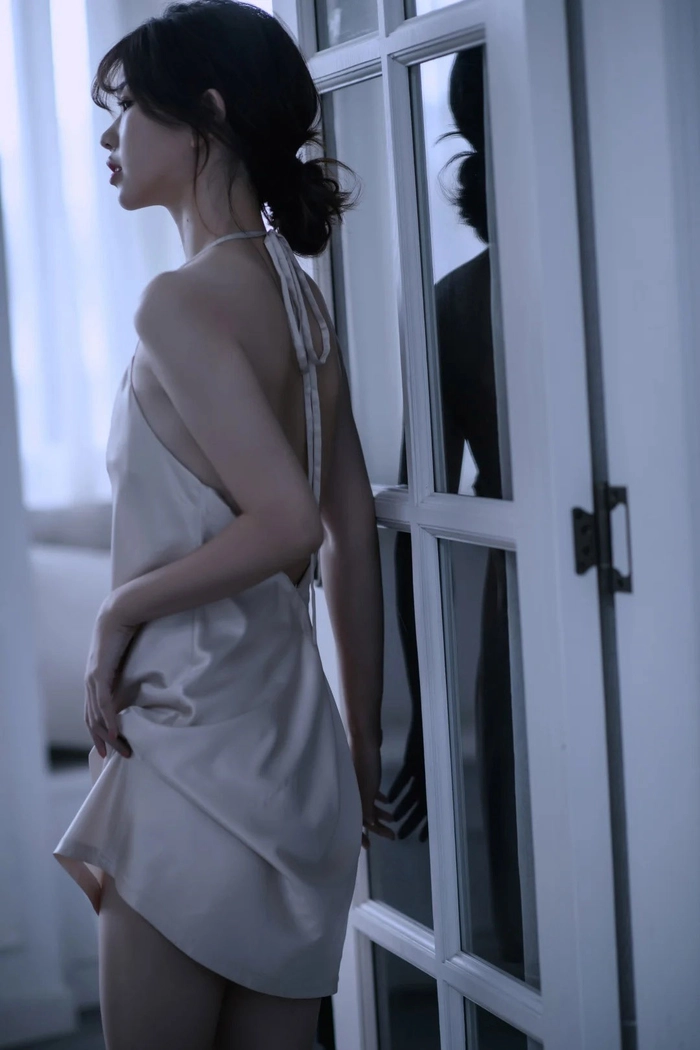 Gái xinh sexy tạo dáng bên cửa sổ